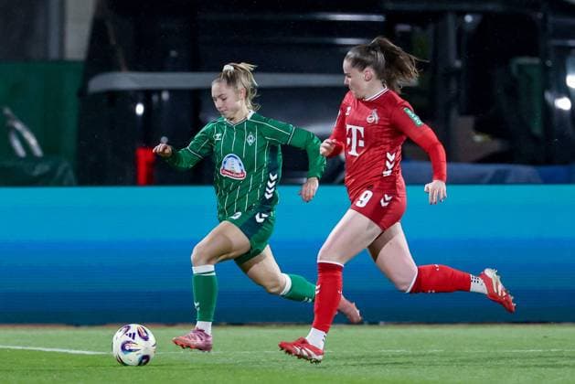 v.li.: Michelle Weiß (SV Werder Bremen, 15) und Adriana Achcinska (1. FC Köln, 9) im Zweikampf, Duell, Dynamik, Aktion, Action, Spielszene, DIE DFB-RICHTLINIEN UNTERSAGEN JEGLICHE NUTZUNG VON FOTOS ALS SEQUENZBILDER UND ODER VIDEOÄHNLICHE FOTOSTRECKEN. DFB REGULATIONS PROHIBIT ANY USE OF PHOTOGRAPHS AS IMAGE SEQUENCES AND OR QUASI-VIDEO., 23.11.2025, Bremen (Deutschland), Fussball, Google Pixel Frauen-Bundesliga, SV Werder Bremen - 1. FC Köln