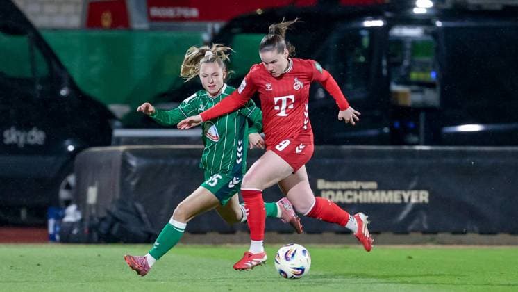 v.li.: Michelle Weiß (SV Werder Bremen, 15) und Adriana Achcinska (1. FC Köln, 9) im Zweikampf, Duell, Dynamik, Aktion, Action, Spielszene, DIE DFB-RICHTLINIEN UNTERSAGEN JEGLICHE NUTZUNG VON FOTOS ALS SEQUENZBILDER UND ODER VIDEOÄHNLICHE FOTOSTRECKEN. DFB REGULATIONS PROHIBIT ANY USE OF PHOTOGRAPHS AS IMAGE SEQUENCES AND OR QUASI-VIDEO., 23.11.2025, Bremen (Deutschland), Fussball, Google Pixel Frauen-Bundesliga, SV Werder Bremen - 1. FC Köln