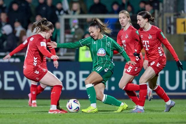 v.li.: Adriana Achcinska (1. FC Köln, 9), Maja Sternad (SV Werder Bremen, 11), Celina Degen (1. FC Köln, 5) und Sara Agrez (1. FC Köln, 4) im Zweikampf, Duell, Dynamik, Aktion, Action, Spielszene, DIE DFB-RICHTLINIEN UNTERSAGEN JEGLICHE NUTZUNG VON FOTOS ALS SEQUENZBILDER UND ODER VIDEOÄHNLICHE FOTOSTRECKEN. DFB REGULATIONS PROHIBIT ANY USE OF PHOTOGRAPHS AS IMAGE SEQUENCES AND OR QUASI-VIDEO., 23.11.2025, Bremen (Deutschland), Fussball, Google Pixel Frauen-Bundesliga, SV Werder Bremen - 1. FC Köln