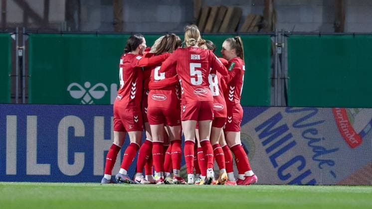 Spielerinnen von 1. FC Köln mit Torjubel, Jubel, jubeln, jubelt, optimistisch, Spielszene, Highlight, Freude über das Tor zum 0:1, DIE DFB-RICHTLINIEN UNTERSAGEN JEGLICHE NUTZUNG VON FOTOS ALS SEQUENZBILDER UND ODER VIDEOÄHNLICHE FOTOSTRECKEN. DFB REGULATIONS PROHIBIT ANY USE OF PHOTOGRAPHS AS IMAGE SEQUENCES AND OR QUASI-VIDEO., 23.11.2025, Bremen (Deutschland), Fussball, Google Pixel Frauen-Bundesliga, SV Werder Bremen - 1. FC Köln