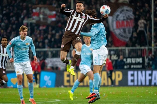 Mathias Pereira Lage (FC St. Pauli, 28) Kopfballduell Luftzweikampf Diogo Leite (1. FC Union Berlin, 04), GER, FC St. Pauli vs. 1. FC Union Berlin, Fussball, Bundesliga, Spieltag 11, Saison 2025 2026, 23.11.2025 DFL REGULATIONS PROHIBIT ANY USE OF PHOTOGRAPHS AS IMAGE SEQUENCES AND OR QUASI-VIDEO GER, FC St. Pauli vs. 1. FC Union Berlin, Fussball, Bundesliga, Spieltag 11, Saison 2025 2026, 23.11.2025 Hamburg Copyright: xEibner-Pressefoto MaxxVincenx EP_MVN