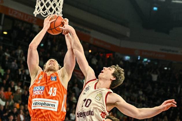 GER, BBL, ratiopharm Ulm vs FC Bayern München 23.11.2025, ratiopharm arena, Neu-Ulm, GER, BBL, ratiopharm Ulm vs FC Bayern München, im Bild Christian Sengfelder (Ulm, 43), Justinian Jessup (Muenchen, 10)