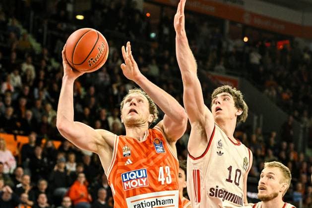 GER, BBL, ratiopharm Ulm vs FC Bayern München 23.11.2025, ratiopharm arena, Neu-Ulm, GER, BBL, ratiopharm Ulm vs FC Bayern München, im Bild Christian Sengfelder (Ulm, 43), Justinian Jessup (Muenchen, 10)