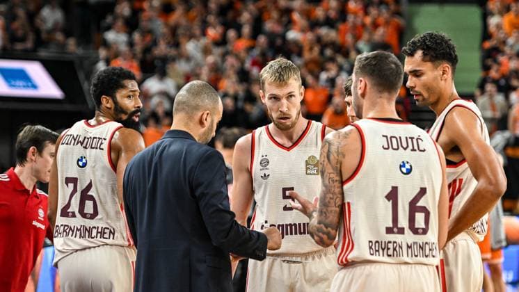 GER, BBL, ratiopharm Ulm vs FC Bayern München 23.11.2025, ratiopharm arena, Neu-Ulm, GER, BBL, ratiopharm Ulm vs FC Bayern München, im Bild Auszeit, Spencer Dinwiddie (Muenchen, 26), TJ Parker (Muenchen), Niels Giffey (Muenchen, 5), Stefan Jovic (Muenchen, 16), Oscar da Silva (Muenchen, 1)