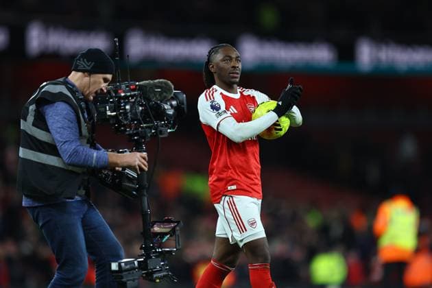 Eberechi Eze of Arsenal applauds the fans Arsenal v Tottenham Hotspur, Premier League, Football, Emirates Stadium, London, UK - 23 Nov 2025London Emirates Stadium United Kingdom EDITORIAL USE ONLY No use with unauthorised audio, video, data, fixture lists, club league logos or live services. Online in-match use limited to 120 images, no video emulation. No use in betting, games or single club league player publications. Copyright: xMichaelxZemanek Shutterstockx 15860967an