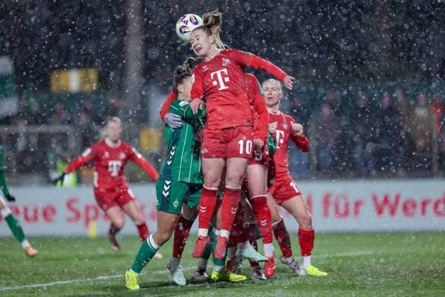 Weronika Zawistowska (1. FC Köln, 10) im Kopfballduell, Kopfball, Zweikampf, Action, Aktion, Spielszene, DIE DFB-RICHTLINIEN UNTERSAGEN JEGLICHE NUTZUNG VON FOTOS ALS SEQUENZBILDER UND ODER VIDEOÄHNLICHE FOTOSTRECKEN. DFB REGULATIONS PROHIBIT ANY USE OF PHOTOGRAPHS AS IMAGE SEQUENCES AND OR QUASI-VIDEO., 23.11.2025, Bremen (Deutschland), Fussball, Google Pixel Frauen-Bundesliga, SV Werder Bremen - 1. FC Köln