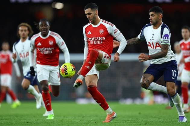 Mikel Merino of Arsenal and Cristian Romero of Tottenham Hotspur Arsenal v Tottenham Hotspur, Premier League, Football, Emirates Stadium, London, UK - 23 Nov 2025London Emirates Stadium United Kingdom EDITORIAL USE ONLY No use with unauthorised audio, video, data, fixture lists, club league logos or live services. Online in-match use limited to 120 images, no video emulation. No use in betting, games or single club league player publications. Copyright: xMichaelxZemanek Shutterstockx 15860967ba