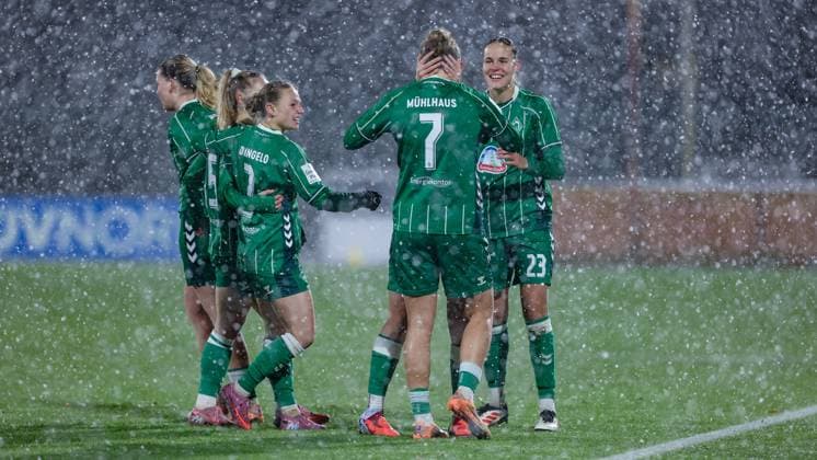 Spielerinnen des SV Werder Bremen mit Torjubel, Jubel, jubeln, jubelt, optimistisch, Spielszene, Highlight, Freude über das Tor zum 1:1, DIE DFB-RICHTLINIEN UNTERSAGEN JEGLICHE NUTZUNG VON FOTOS ALS SEQUENZBILDER UND ODER VIDEOÄHNLICHE FOTOSTRECKEN. DFB REGULATIONS PROHIBIT ANY USE OF PHOTOGRAPHS AS IMAGE SEQUENCES AND OR QUASI-VIDEO., 23.11.2025, Bremen (Deutschland), Fussball, Google Pixel Frauen-Bundesliga, SV Werder Bremen - 1. FC Köln