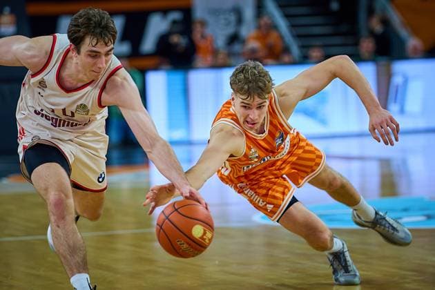 Justinian Jessup (FC Bayern, 10) gewinnt den Ball gegen Tobias Jensen (ratiopharm ulm, 07) GER, ratiopharm ulm vs. FC Bayern, Basketball, 8. Spieltag, EasyCredit Bundesliga, Spielzeit 2025 2026, 23.11.2025 GER, ratiopharm ulm vs. FC Bayern, Basketball, 8. Spieltag, EasyCredit Bundesliga, Spielzeit 2025 2026, 23.11.2025 Neu-Ulm Copyright: xEibner-Pressefoto GeraldxOelze-dexStoppanyx EP_ODS