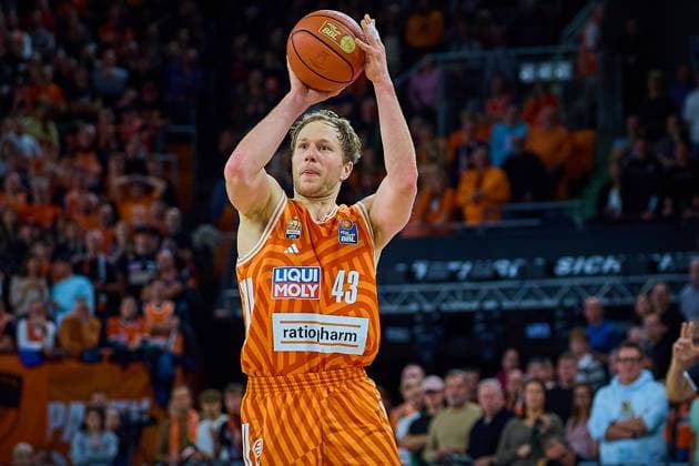 Christian Sengfelder (ratiopharm ulm, 43) beim Dreier-Wurf GER, ratiopharm ulm vs. FC Bayern, Basketball, 8. Spieltag, EasyCredit Bundesliga, Spielzeit 2025 2026, 23.11.2025 GER, ratiopharm ulm vs. FC Bayern, Basketball, 8. Spieltag, EasyCredit Bundesliga, Spielzeit 2025 2026, 23.11.2025 Neu-Ulm Copyright: xEibner-Pressefoto GeraldxOelze-dexStoppanyx EP_ODS