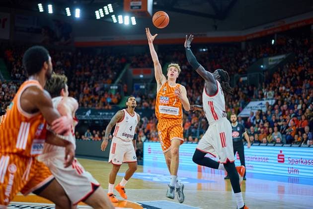 Zweikampf, Duell zwischen Tobias Jensen (ratiopharm ulm, 07) und Isiaha Mike (FC Bayern, 22) GER, ratiopharm ulm vs. FC Bayern, Basketball, 8. Spieltag, EasyCredit Bundesliga, Spielzeit 2025 2026, 23.11.2025 GER, ratiopharm ulm vs. FC Bayern, Basketball, 8. Spieltag, EasyCredit Bundesliga, Spielzeit 2025 2026, 23.11.2025 Neu-Ulm Copyright: xEibner-Pressefoto GeraldxOelze-dexStoppanyx EP_ODS