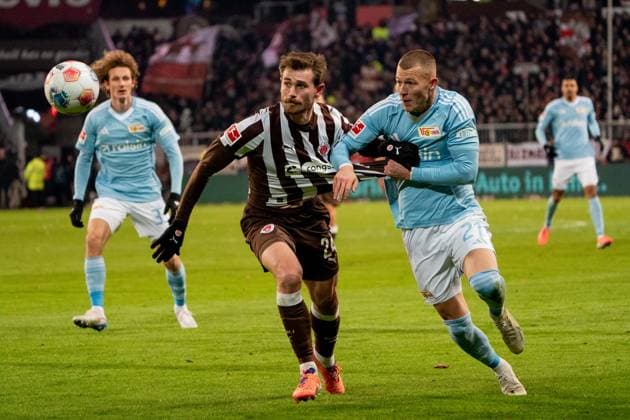 Connor Metcalfe (FC St. Pauli, 24) im Dribbling gegen Tim Skarke (1. FC Union Berlin, 21), GER, FC St. Pauli vs. 1. FC Union Berlin, Fussball, Bundesliga, Spieltag 11, Saison 2025 2026, 23.11.2025 DFL REGULATIONS PROHIBIT ANY USE OF PHOTOGRAPHS AS IMAGE SEQUENCES AND OR QUASI-VIDEO GER, FC St. Pauli vs. 1. FC Union Berlin, Fussball, Bundesliga, Spieltag 11, Saison 2025 2026, 23.11.2025 Hamburg Copyright: xEibner-Pressefoto MaxxVincenx EP_MVN