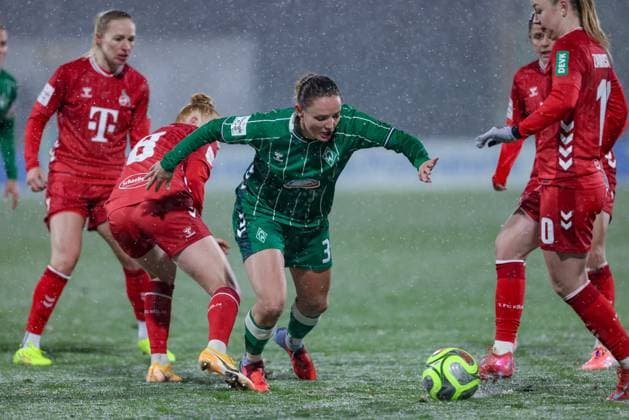 v.li.: Laura Vogt (1. FC Köln, 8) und Verena Wieder (SV Werder Bremen, 31) im Zweikampf, Duell, Dynamik, Aktion, Action, Spielszene, DIE DFB-RICHTLINIEN UNTERSAGEN JEGLICHE NUTZUNG VON FOTOS ALS SEQUENZBILDER UND ODER VIDEOÄHNLICHE FOTOSTRECKEN. DFB REGULATIONS PROHIBIT ANY USE OF PHOTOGRAPHS AS IMAGE SEQUENCES AND OR QUASI-VIDEO., 23.11.2025, Bremen (Deutschland), Fussball, Google Pixel Frauen-Bundesliga, SV Werder Bremen - 1. FC Köln