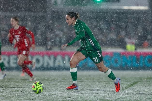 Verena Wieder (SV Werder Bremen, 31) am Ball, Einzelbild, Ganzkörper, Aktion, Action, Spielszene, DIE DFB-RICHTLINIEN UNTERSAGEN JEGLICHE NUTZUNG VON FOTOS ALS SEQUENZBILDER UND ODER VIDEOÄHNLICHE FOTOSTRECKEN. DFB REGULATIONS PROHIBIT ANY USE OF PHOTOGRAPHS AS IMAGE SEQUENCES AND OR QUASI-VIDEO., 23.11.2025, Bremen (Deutschland), Fussball, Google Pixel Frauen-Bundesliga, SV Werder Bremen - 1. FC Köln
