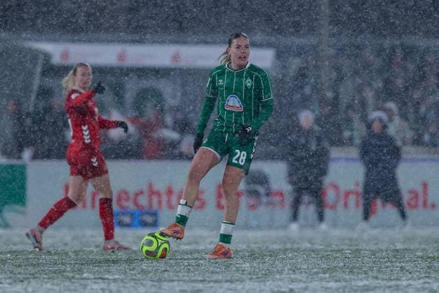 Juliane Wirtz (SV Werder Bremen, 28) am Ball, Einzelbild, Ganzkörper, Aktion, Action, Spielszene, DIE DFB-RICHTLINIEN UNTERSAGEN JEGLICHE NUTZUNG VON FOTOS ALS SEQUENZBILDER UND ODER VIDEOÄHNLICHE FOTOSTRECKEN. DFB REGULATIONS PROHIBIT ANY USE OF PHOTOGRAPHS AS IMAGE SEQUENCES AND OR QUASI-VIDEO., 23.11.2025, Bremen (Deutschland), Fussball, Google Pixel Frauen-Bundesliga, SV Werder Bremen - 1. FC Köln