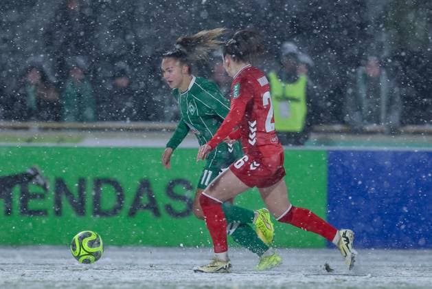 v.li.: Maja Sternad (SV Werder Bremen, 11) und Martyna Wiankowska (1. FC Köln, 26) im Zweikampf, Duell, Dynamik, Aktion, Action, Spielszene, DIE DFB-RICHTLINIEN UNTERSAGEN JEGLICHE NUTZUNG VON FOTOS ALS SEQUENZBILDER UND ODER VIDEOÄHNLICHE FOTOSTRECKEN. DFB REGULATIONS PROHIBIT ANY USE OF PHOTOGRAPHS AS IMAGE SEQUENCES AND OR QUASI-VIDEO., 23.11.2025, Bremen (Deutschland), Fussball, Google Pixel Frauen-Bundesliga, SV Werder Bremen - 1. FC Köln