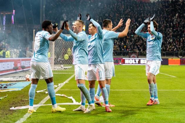 Derrick Koehn (1. FC Union Berlin, 39), Tim Skarke (1. FC Union Berlin, 21), Wooyeong Jeong (1. FC Union Berlin, 11), Rani Khedira (1. FC Union Berlin, 08), Diogo Leite (1. FC Union Berlin, 04), jubelt Jubel nach Sieg Spielende, GER, FC St. Pauli vs. 1. FC Union Berlin, Fussball, Bundesliga, Spieltag 11, Saison 2025 2026, 23.11.2025 DFL REGULATIONS PROHIBIT ANY USE OF PHOTOGRAPHS AS IMAGE SEQUENCES AND OR QUASI-VIDEO GER, FC St. Pauli vs. 1. FC Union Berlin, Fussball, Bundesliga, Spieltag 11, Saison 2025 2026, 23.11.2025 Hamburg Copyright: xEibner-Pressefoto MaxxVincenx EP_MVN