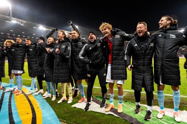 Union Berlin jubelt Jubel nach Sieg Spielende, Mannschaft vor den Fans, Danilho Doekhi (1. FC Union Berlin, 05), Tim Skarke (1. FC Union Berlin, 21), Rani Khedira (1. FC Union Berlin, 08), Leopold Querfeld (1. FC Union Berlin, 14), Christopher Trimmel (1. FC Union Berlin, 28), GER, FC St. Pauli vs. 1. FC Union Berlin, Fussball, Bundesliga, Spieltag 11, Saison 2025 2026, 23.11.2025 DFL REGULATIONS PROHIBIT ANY USE OF PHOTOGRAPHS AS IMAGE SEQUENCES AND OR QUASI-VIDEO GER, FC St. Pauli vs. 1. FC Union Berlin, Fussball, Bundesliga, Spieltag 11, Saison 2025 2026, 23.11.2025 Hamburg Copyright: xEibner-Pressefoto MaxxVincenx EP_MVN
