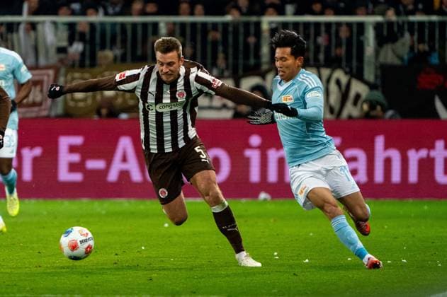 Hauke Wahl (FC St. Pauli, 05) im Zweikampf, Kampf um den Ball mit Wooyeong Jeong (1. FC Union Berlin, 11), GER, FC St. Pauli vs. 1. FC Union Berlin, Fussball, Bundesliga, Spieltag 11, Saison 2025 2026, 23.11.2025 DFL REGULATIONS PROHIBIT ANY USE OF PHOTOGRAPHS AS IMAGE SEQUENCES AND OR QUASI-VIDEO GER, FC St. Pauli vs. 1. FC Union Berlin, Fussball, Bundesliga, Spieltag 11, Saison 2025 2026, 23.11.2025 Hamburg Copyright: xEibner-Pressefoto MaxxVincenx EP_MVN