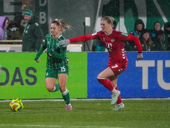 Michelle Weiss (SV Werder Bremen, 15) im Zweikampf gegen Anna-Lena Stolze (1. FC Koeln, 07) SV Werder Bremen vs. 1. FC Koeln, Fußball, Frauen Bundesliga, Google Pixel Frauen Bundesliga, 11. Spieltag, Saison 2025 2026, 23.11.2025 DFB REGULATIONS PROHIBIT ANY USE OF PHOTOGRAPHS AS IMAGE SEQUENCES AND OR QUASI-VIDEO, SV Werder Bremen vs. 1. FC Koeln, Fußball, Frauen Bundesliga, Google Pixel Frauen Bundesliga, 11. Spieltag, Saison 2025 2026, 23.11.2025 Bremen Copyright: xEibner-Pressefoto DamianxKruczynx EP_DKI