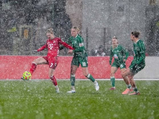 Anna-Lena Stolze (1. FC Koeln, 07) klaert den Ball von Lina Hausicke (SV Werder Bremen, 18) SV Werder Bremen vs. 1. FC Koeln, Fußball, Frauen Bundesliga, Google Pixel Frauen Bundesliga, 11. Spieltag, Saison 2025 2026, 23.11.2025 DFB REGULATIONS PROHIBIT ANY USE OF PHOTOGRAPHS AS IMAGE SEQUENCES AND OR QUASI-VIDEO, SV Werder Bremen vs. 1. FC Koeln, Fußball, Frauen Bundesliga, Google Pixel Frauen Bundesliga, 11. Spieltag, Saison 2025 2026, 23.11.2025 Bremen Copyright: xEibner-Pressefoto DamianxKruczynx EP_DKI