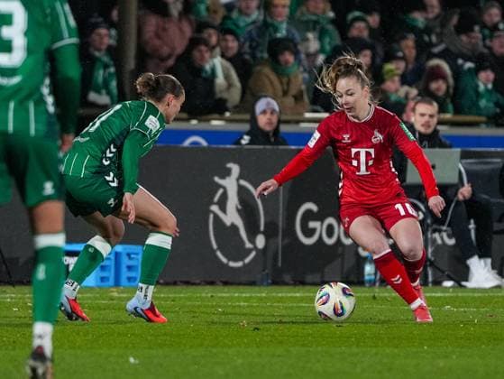 Weronika Zawistowska (1. FC Koeln, 10) im Zweikampf gegen Verena Wieder (SV Werder Bremen, 31) SV Werder Bremen vs. 1. FC Koeln, Fußball, Frauen Bundesliga, Google Pixel Frauen Bundesliga, 11. Spieltag, Saison 2025 2026, 23.11.2025 DFB REGULATIONS PROHIBIT ANY USE OF PHOTOGRAPHS AS IMAGE SEQUENCES AND OR QUASI-VIDEO, SV Werder Bremen vs. 1. FC Koeln, Fußball, Frauen Bundesliga, Google Pixel Frauen Bundesliga, 11. Spieltag, Saison 2025 2026, 23.11.2025 Bremen Copyright: xEibner-Pressefoto DamianxKruczynx EP_DKI