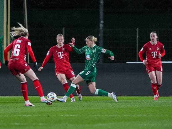 Lina Hausicke (SV Werder Bremen, 18) im Zweikampf um den Ball mit Celina Degen (1. FC Koeln, 05) und Sandra Maria Jessen (1. FC Koeln, 06) SV Werder Bremen vs. 1. FC Koeln, Fußball, Frauen Bundesliga, Google Pixel Frauen Bundesliga, 11. Spieltag, Saison 2025 2026, 23.11.2025 DFB REGULATIONS PROHIBIT ANY USE OF PHOTOGRAPHS AS IMAGE SEQUENCES AND OR QUASI-VIDEO, SV Werder Bremen vs. 1. FC Koeln, Fußball, Frauen Bundesliga, Google Pixel Frauen Bundesliga, 11. Spieltag, Saison 2025 2026, 23.11.2025 Bremen Copyright: xEibner-Pressefoto DamianxKruczynx EP_DKI
