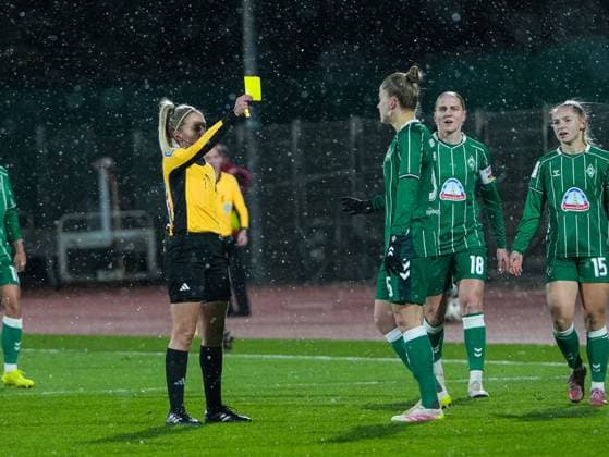 Julia Boike (Schiedsrichterin) zeigt Michelle Ulbrich (SV Werder Bremen, 05) die gelbe Karte SV Werder Bremen vs. 1. FC Koeln, Fußball, Frauen Bundesliga, Google Pixel Frauen Bundesliga, 11. Spieltag, Saison 2025 2026, 23.11.2025 DFB REGULATIONS PROHIBIT ANY USE OF PHOTOGRAPHS AS IMAGE SEQUENCES AND OR QUASI-VIDEO, SV Werder Bremen vs. 1. FC Koeln, Fußball, Frauen Bundesliga, Google Pixel Frauen Bundesliga, 11. Spieltag, Saison 2025 2026, 23.11.2025 Bremen Copyright: xEibner-Pressefoto DamianxKruczynx EP_DKI
