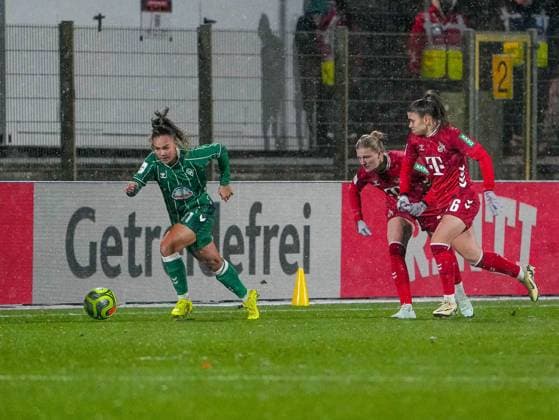 Maja Sternad (SV Werder Bremen, 11) dribbelt vor Martyna Wiankowska (1. FC Koeln, 26) SV Werder Bremen vs. 1. FC Koeln, Fußball, Frauen Bundesliga, Google Pixel Frauen Bundesliga, 11. Spieltag, Saison 2025 2026, 23.11.2025 DFB REGULATIONS PROHIBIT ANY USE OF PHOTOGRAPHS AS IMAGE SEQUENCES AND OR QUASI-VIDEO, SV Werder Bremen vs. 1. FC Koeln, Fußball, Frauen Bundesliga, Google Pixel Frauen Bundesliga, 11. Spieltag, Saison 2025 2026, 23.11.2025 Bremen Copyright: xEibner-Pressefoto DamianxKruczynx EP_DKI