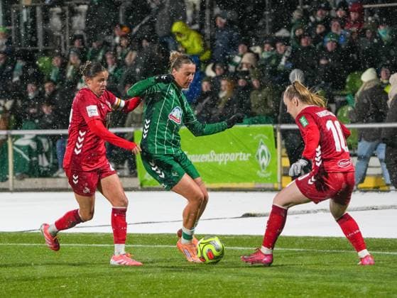Larissa Muehlhaus (SV Werder Bremen, 07) im Dribbling gegen Weronika Zawistowska (1. FC Koeln, 10) SV Werder Bremen vs. 1. FC Koeln, Fußball, Frauen Bundesliga, Google Pixel Frauen Bundesliga, 11. Spieltag, Saison 2025 2026, 23.11.2025 DFB REGULATIONS PROHIBIT ANY USE OF PHOTOGRAPHS AS IMAGE SEQUENCES AND OR QUASI-VIDEO, SV Werder Bremen vs. 1. FC Koeln, Fußball, Frauen Bundesliga, Google Pixel Frauen Bundesliga, 11. Spieltag, Saison 2025 2026, 23.11.2025 Bremen Copyright: xEibner-Pressefoto DamianxKruczynx EP_DKI