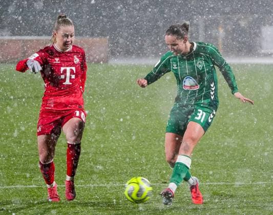 Verena Wieder (SV Werder Bremen, 31) im Zweikampf gegen Weronika Zawistowska (1. FC Koeln, 10) SV Werder Bremen vs. 1. FC Koeln, Fußball, Frauen Bundesliga, Google Pixel Frauen Bundesliga, 11. Spieltag, Saison 2025 2026, 23.11.2025 DFB REGULATIONS PROHIBIT ANY USE OF PHOTOGRAPHS AS IMAGE SEQUENCES AND OR QUASI-VIDEO, SV Werder Bremen vs. 1. FC Koeln, Fußball, Frauen Bundesliga, Google Pixel Frauen Bundesliga, 11. Spieltag, Saison 2025 2026, 23.11.2025 Bremen Copyright: xEibner-Pressefoto DamianxKruczynx EP_DKI