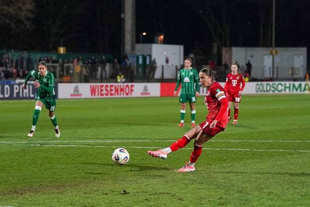 Laura Feiersinger (1. FC Koeln, 27) verschiesst den Elfmeter SV Werder Bremen vs. 1. FC Koeln, Fußball, Frauen Bundesliga, Google Pixel Frauen Bundesliga, 11. Spieltag, Saison 2025 2026, 23.11.2025 DFB REGULATIONS PROHIBIT ANY USE OF PHOTOGRAPHS AS IMAGE SEQUENCES AND OR QUASI-VIDEO, SV Werder Bremen vs. 1. FC Koeln, Fußball, Frauen Bundesliga, Google Pixel Frauen Bundesliga, 11. Spieltag, Saison 2025 2026, 23.11.2025 Bremen Copyright: xEibner-Pressefoto DamianxKruczynx EP_DKI
