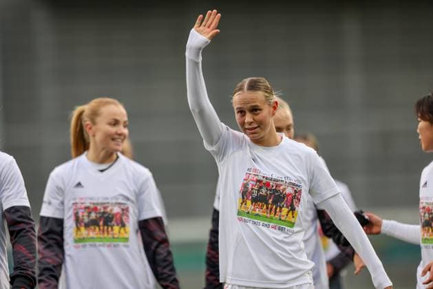 DEU, Hoffenheim, TSG Hoffenheim vs FC Bayern München, Google Pixel Bundesliga, DFB, Saison 2526, Dietmar-Hopp-Stadion, 11. Spieltag, im Bild: Klara Bühl (Bayern München 17) mit Gruß Shirt für die verletzte Lena Oberdorf (Bayern München 8) DFB DFL REGULATIONS PROHIBIT ANY USE OF PHOTOGRAPHS AS IMAGE SEQUENCES AND OR QUASI-VIDEO, 23.11.2025, Copyright: HMBxMedia HendrikxHamelau