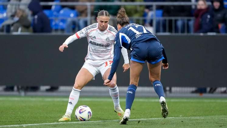 v.li.: Klara Bühl (FCB, 17), Franziska Harsch (TSG, 17), Zweikampf, Spielszene, Duell, duel, tackle, tackling, Dynamik, Action, Aktion, 23.11.2025, Sinsheim (Hoffenheim) (Deutschland), Fussball, Google Pixel Frauen-Bundesliga, TSG 1899 Hoffenheim - FC Bayern München, DFB DFL REGULATIONS PROHIBIT ANY USE OF PHOTOGRAPHS AS IMAGE SEQUENCES AND OR QUASI-VIDEO.