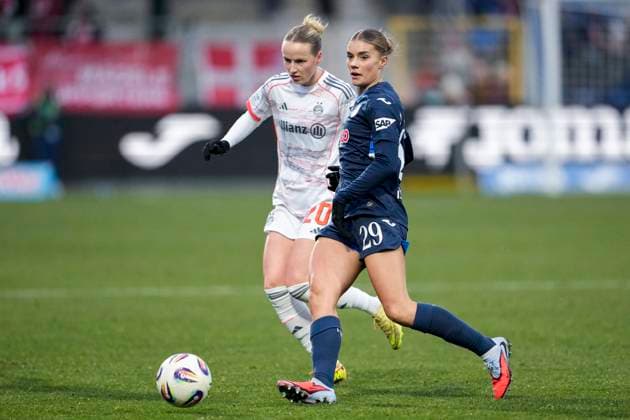 v.li.: Franziska Kett (FCB, 20), Selina Cerci (TSG, 29), Zweikampf, Spielszene, Duell, duel, tackle, tackling, Dynamik, Action, Aktion, 23.11.2025, Sinsheim (Hoffenheim) (Deutschland), Fussball, Google Pixel Frauen-Bundesliga, TSG 1899 Hoffenheim - FC Bayern München, DFB DFL REGULATIONS PROHIBIT ANY USE OF PHOTOGRAPHS AS IMAGE SEQUENCES AND OR QUASI-VIDEO.