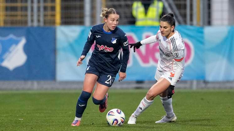 v.li.: Laura Gloning (TSG, 20), Jovana Damnjanovic (FCB, 9), Zweikampf, Spielszene, Duell, duel, tackle, tackling, Dynamik, Action, Aktion, 23.11.2025, Sinsheim (Hoffenheim) (Deutschland), Fussball, Google Pixel Frauen-Bundesliga, TSG 1899 Hoffenheim - FC Bayern München, DFB DFL REGULATIONS PROHIBIT ANY USE OF PHOTOGRAPHS AS IMAGE SEQUENCES AND OR QUASI-VIDEO.