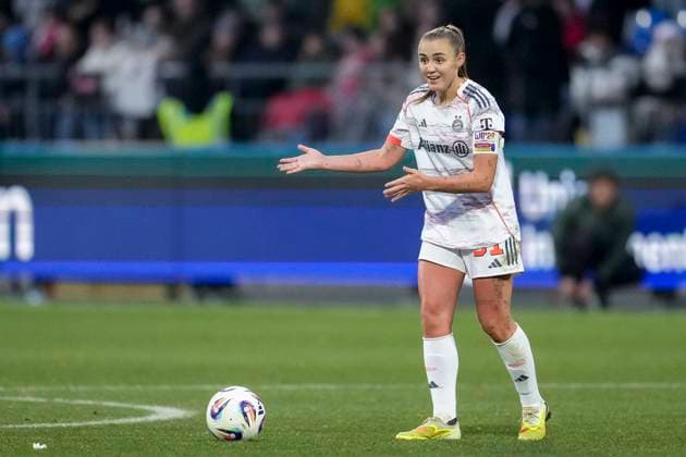 Georgia Stanway (FCB, 31), am Ball, Freisteller, Ganzkörper, Einzelbild, Einzelfoto, Aktion, Action, gibt Anweisungen, gestikuliert, mit den Armen gestikulieren, 23.11.2025, Sinsheim (Hoffenheim) (Deutschland), Fussball, Google Pixel Frauen-Bundesliga, TSG 1899 Hoffenheim - FC Bayern München, DFB DFL REGULATIONS PROHIBIT ANY USE OF PHOTOGRAPHS AS IMAGE SEQUENCES AND OR QUASI-VIDEO.