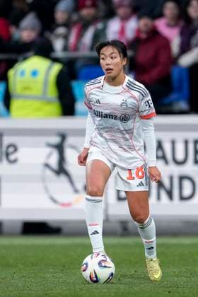 Momoko Tanikawa (FCB, 18), am Ball, Freisteller, Ganzkörper, Einzelbild, Einzelfoto, Aktion, Action, 23.11.2025, Sinsheim (Hoffenheim) (Deutschland), Fussball, Google Pixel Frauen-Bundesliga, TSG 1899 Hoffenheim - FC Bayern München, DFB DFL REGULATIONS PROHIBIT ANY USE OF PHOTOGRAPHS AS IMAGE SEQUENCES AND OR QUASI-VIDEO.