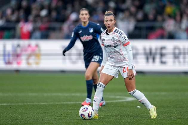 Arianna Caruso (FCB, 27), am Ball, Freisteller, Ganzkörper, Einzelbild, Einzelfoto, Aktion, Action, 23.11.2025, Sinsheim (Hoffenheim) (Deutschland), Fussball, Google Pixel Frauen-Bundesliga, TSG 1899 Hoffenheim - FC Bayern München, DFB DFL REGULATIONS PROHIBIT ANY USE OF PHOTOGRAPHS AS IMAGE SEQUENCES AND OR QUASI-VIDEO.