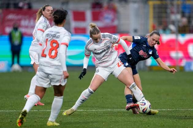 v.li.: Franziska Kett (FCB, 20), Marie Steiner (TSG, 19), Zweikampf, Spielszene, Duell, duel, tackle, tackling, Dynamik, Action, Aktion, 23.11.2025, Sinsheim (Hoffenheim) (Deutschland), Fussball, Google Pixel Frauen-Bundesliga, TSG 1899 Hoffenheim - FC Bayern München, DFB DFL REGULATIONS PROHIBIT ANY USE OF PHOTOGRAPHS AS IMAGE SEQUENCES AND OR QUASI-VIDEO.