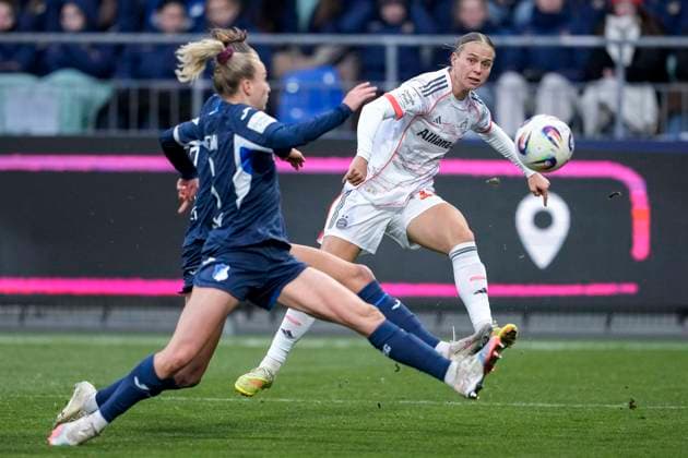 v.li.: Franziska Harsch (TSG, 17), Vanessa Diehm (TSG, 6), Klara Bühl (FCB, 17), Zweikampf, Spielszene, Duell, duel, tackle, tackling, Dynamik, Action, Aktion, 23.11.2025, Sinsheim (Hoffenheim) (Deutschland), Fussball, Google Pixel Frauen-Bundesliga, TSG 1899 Hoffenheim - FC Bayern München, DFB DFL REGULATIONS PROHIBIT ANY USE OF PHOTOGRAPHS AS IMAGE SEQUENCES AND OR QUASI-VIDEO.