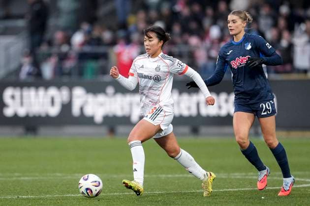 v.li.: Momoko Tanikawa (FCB, 18), Selina Cerci (TSG, 29), Zweikampf, Spielszene, Duell, duel, tackle, tackling, Dynamik, Action, Aktion, 23.11.2025, Sinsheim (Hoffenheim) (Deutschland), Fussball, Google Pixel Frauen-Bundesliga, TSG 1899 Hoffenheim - FC Bayern München, DFB DFL REGULATIONS PROHIBIT ANY USE OF PHOTOGRAPHS AS IMAGE SEQUENCES AND OR QUASI-VIDEO.