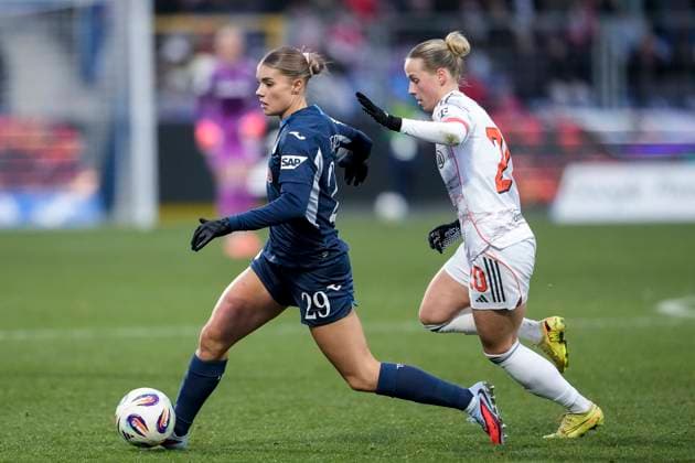 v.li.: Selina Cerci (TSG, 29), Franziska Kett (FCB, 20), Zweikampf, Spielszene, Duell, duel, tackle, tackling, Dynamik, Action, Aktion, 23.11.2025, Sinsheim (Hoffenheim) (Deutschland), Fussball, Google Pixel Frauen-Bundesliga, TSG 1899 Hoffenheim - FC Bayern München, DFB DFL REGULATIONS PROHIBIT ANY USE OF PHOTOGRAPHS AS IMAGE SEQUENCES AND OR QUASI-VIDEO.