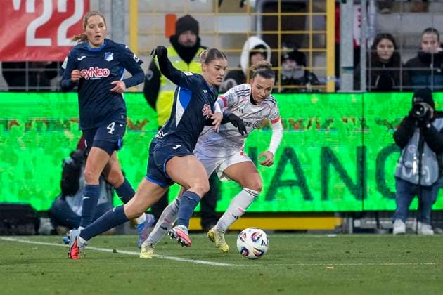 v.li.: Selina Cerci (TSG, 29), Arianna Caruso (FCB, 27), Zweikampf, Spielszene, Duell, duel, tackle, tackling, Dynamik, Action, Aktion, 23.11.2025, Sinsheim (Hoffenheim) (Deutschland), Fussball, Google Pixel Frauen-Bundesliga, TSG 1899 Hoffenheim - FC Bayern München, DFB DFL REGULATIONS PROHIBIT ANY USE OF PHOTOGRAPHS AS IMAGE SEQUENCES AND OR QUASI-VIDEO.