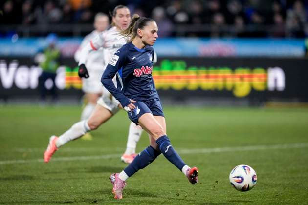 Jill Janssens (TSG, 9), am Ball, Freisteller, Ganzkörper, Einzelbild, Einzelfoto, Aktion, Action, 23.11.2025, Sinsheim (Hoffenheim) (Deutschland), Fussball, Google Pixel Frauen-Bundesliga, TSG 1899 Hoffenheim - FC Bayern München, DFB DFL REGULATIONS PROHIBIT ANY USE OF PHOTOGRAPHS AS IMAGE SEQUENCES AND OR QUASI-VIDEO.