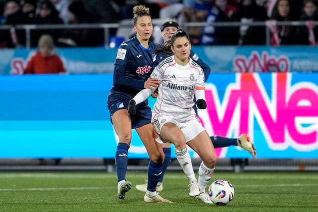 v.li.: Franziska Harsch (TSG, 17), Jovana Damnjanovic (FCB, 9), Zweikampf, Spielszene, Duell, duel, tackle, tackling, Dynamik, Action, Aktion, 23.11.2025, Sinsheim (Hoffenheim) (Deutschland), Fussball, Google Pixel Frauen-Bundesliga, TSG 1899 Hoffenheim - FC Bayern München, DFB DFL REGULATIONS PROHIBIT ANY USE OF PHOTOGRAPHS AS IMAGE SEQUENCES AND OR QUASI-VIDEO.
