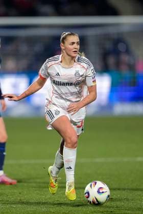 Georgia Stanway (FCB, 31), am Ball, Freisteller, Ganzkörper, Einzelbild, Einzelfoto, Aktion, Action, 23.11.2025, Sinsheim (Hoffenheim) (Deutschland), Fussball, Google Pixel Frauen-Bundesliga, TSG 1899 Hoffenheim - FC Bayern München, DFB DFL REGULATIONS PROHIBIT ANY USE OF PHOTOGRAPHS AS IMAGE SEQUENCES AND OR QUASI-VIDEO.