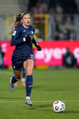 Melissa Kössler (TSG, 25), am Ball, Freisteller, Ganzkörper, Einzelbild, Einzelfoto, Aktion, Action, 23.11.2025, Sinsheim (Hoffenheim) (Deutschland), Fussball, Google Pixel Frauen-Bundesliga, TSG 1899 Hoffenheim - FC Bayern München, DFB DFL REGULATIONS PROHIBIT ANY USE OF PHOTOGRAPHS AS IMAGE SEQUENCES AND OR QUASI-VIDEO.