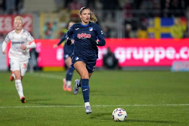 Melissa Kössler (TSG, 25), am Ball, Freisteller, Ganzkörper, Einzelbild, Einzelfoto, Aktion, Action, 23.11.2025, Sinsheim (Hoffenheim) (Deutschland), Fussball, Google Pixel Frauen-Bundesliga, TSG 1899 Hoffenheim - FC Bayern München, DFB DFL REGULATIONS PROHIBIT ANY USE OF PHOTOGRAPHS AS IMAGE SEQUENCES AND OR QUASI-VIDEO.