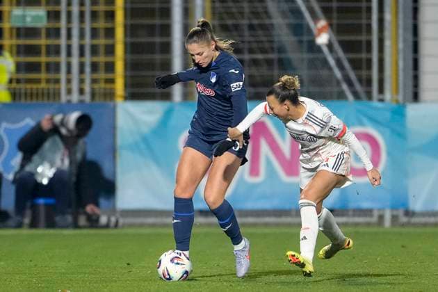 v.li.: Melissa Kössler (TSG, 25), Arianna Caruso (FCB, 27), Zweikampf, Spielszene, Duell, duel, tackle, tackling, Dynamik, Action, Aktion, 23.11.2025, Sinsheim (Hoffenheim) (Deutschland), Fussball, Google Pixel Frauen-Bundesliga, TSG 1899 Hoffenheim - FC Bayern München, DFB DFL REGULATIONS PROHIBIT ANY USE OF PHOTOGRAPHS AS IMAGE SEQUENCES AND OR QUASI-VIDEO.